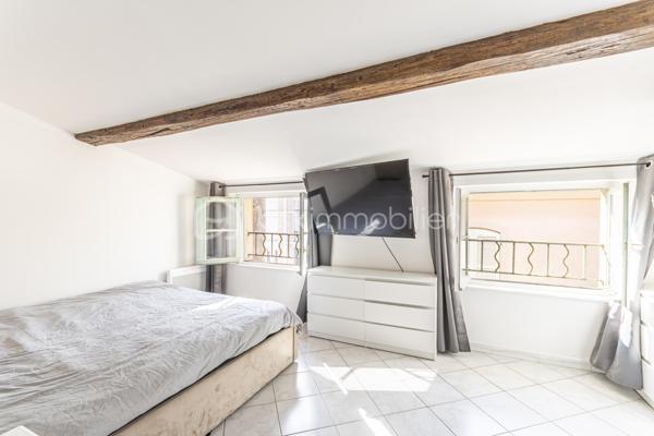 *** PORT DE TOULON *** T3 EN DUPLEX *** DERNIER ÉTAGE *** IDÉAL PRIMO-ACCÉDANTS OU LOCATION MEUBLÉE ***

Vous recherchez un bien situé dans un des quartiers les plus vivants de Toulon, à deux pas du marché provençal, de toutes commodités, du port, de l'arsenal...?

Je vous propose de découvrir ce charmant T3 en duplex niché au 4ème et 5ème étages d'une petite copropriété bien entretenue.
La pièce de vie, d'environ 23m2, offre une bel espace salon orienté Ouest, ainsi qu'une cuisine ouverte. Une salle de bain et un WC séparé complètent ce niveau.
L'étage se compose d'un palier avec placard, d'une belle chambre d'environ 10m2 et d'une seconde chambre/bureau avec salle d'eau (avec emplacement machine à laver et sèche linge).

Un local vélos est à disposition dans l'entrée de l'immeuble.
Possibilité d'acheter ce bien meublé.

Les + : isolation murs et plafonds, copropriété bien entretenue.