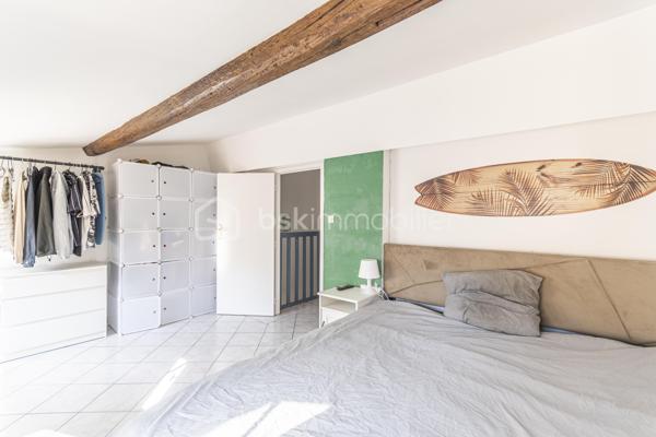 *** PORT DE TOULON *** T3 EN DUPLEX *** DERNIER ÉTAGE *** IDÉAL PRIMO-ACCÉDANTS OU LOCATION MEUBLÉE ***

Vous recherchez un bien situé dans un des quartiers les plus vivants de Toulon, à deux pas du marché provençal, de toutes commodités, du port, de l'arsenal...?

Je vous propose de découvrir ce charmant T3 en duplex niché au 4ème et 5ème étages d'une petite copropriété bien entretenue.
La pièce de vie, d'environ 23m2, offre une bel espace salon orienté Ouest, ainsi qu'une cuisine ouverte. Une salle de bain et un WC séparé complètent ce niveau.
L'étage se compose d'un palier avec placard, d'une belle chambre d'environ 10m2 et d'une seconde chambre/bureau avec salle d'eau (avec emplacement machine à laver et sèche linge).

Un local vélos est à disposition dans l'entrée de l'immeuble.
Possibilité d'acheter ce bien meublé.

Les + : isolation murs et plafonds, copropriété bien entretenue.
