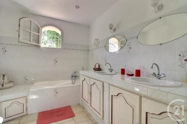 Maison à vendre  5 pièces - 202 m 2   FREJUS  - 83
