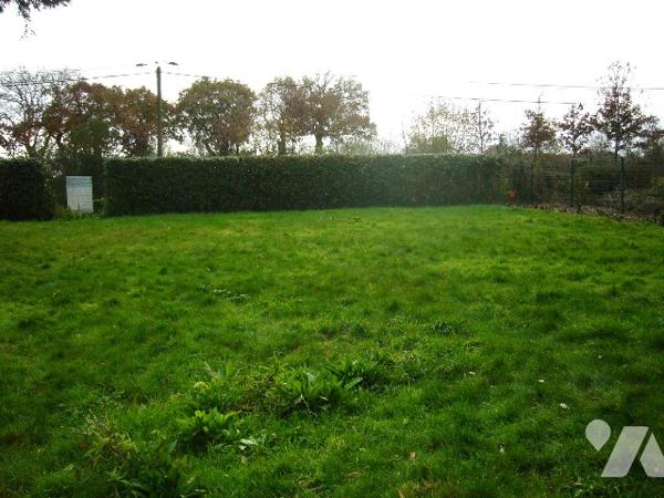 Terrain à bâtir ,  viabilisé en eau et électricité et  raccordable au tout à l'égout.