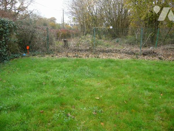 Terrain à bâtir ,  viabilisé en eau et électricité et  raccordable au tout à l'égout.