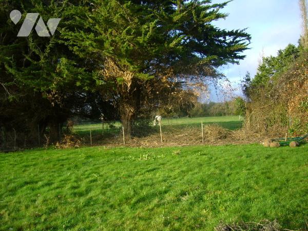 Terrain à bâtir ,  viabilisé en eau et électricité et  raccordable au tout à l'égout.