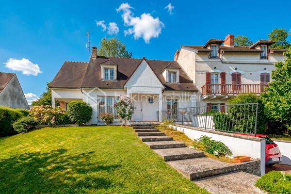 À découvrir sur la commune de Coupvray (77700), cette superbe maison d’architecte d’environ 180 m² aux beaux volumes et au fort potentiel, idéalement située.

Dès l’entrée, vous serez séduits par une vaste pièce de vie lumineuse de plus de 45 m², offrant un bel espace séjour et une cuisine avec possibilité d’ouverture pour encore plus de convivialité.

La maison propose une véritable vie de plain-pied avec une suite parentale au rez-de-chaussée comprenant une chambre avec sa salle de bain comprenant douche et baignoire.

À l’étage, vous retrouverez 4 belles chambres, une salle de bain ainsi qu’un espace bureau pouvant facilement être transformé en chambre supplémentaire selon vos besoins.

Un sous-sol total vient compléter l’ensemble, le tout sur un magnifique terrain de plus de 900 m².

📍 Située à Coupvray, commune recherchée pour son cadre de vie agréable pour les familles, sa proximité avec Disneyland Paris, le Val d’Europe et les accès rapides vers Paris, cette maison offre un parfait équilibre entre calme, espace et praticité.

Une maison familiale rare sur le secteur, baignée de lumière et offrant de nombreuses possibilités.