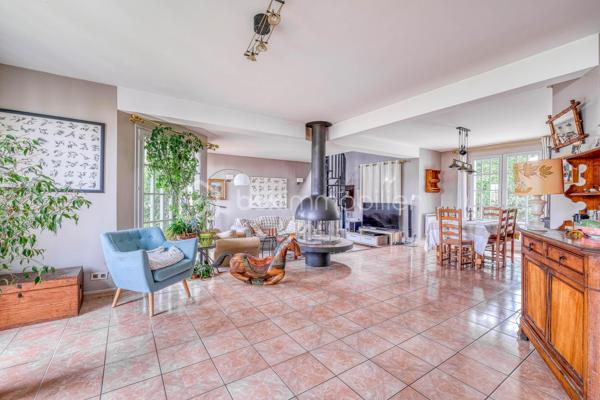 À découvrir sur la commune de Coupvray (77700), cette superbe maison d’architecte d’environ 180 m² aux beaux volumes et au fort potentiel, idéalement située.

Dès l’entrée, vous serez séduits par une vaste pièce de vie lumineuse de plus de 45 m², offrant un bel espace séjour et une cuisine avec possibilité d’ouverture pour encore plus de convivialité.

La maison propose une véritable vie de plain-pied avec une suite parentale au rez-de-chaussée comprenant une chambre avec sa salle de bain comprenant douche et baignoire.

À l’étage, vous retrouverez 4 belles chambres, une salle de bain ainsi qu’un espace bureau pouvant facilement être transformé en chambre supplémentaire selon vos besoins.

Un sous-sol total vient compléter l’ensemble, le tout sur un magnifique terrain de plus de 900 m².

📍 Située à Coupvray, commune recherchée pour son cadre de vie agréable pour les familles, sa proximité avec Disneyland Paris, le Val d’Europe et les accès rapides vers Paris, cette maison offre un parfait équilibre entre calme, espace et praticité.

Une maison familiale rare sur le secteur, baignée de lumière et offrant de nombreuses possibilités.