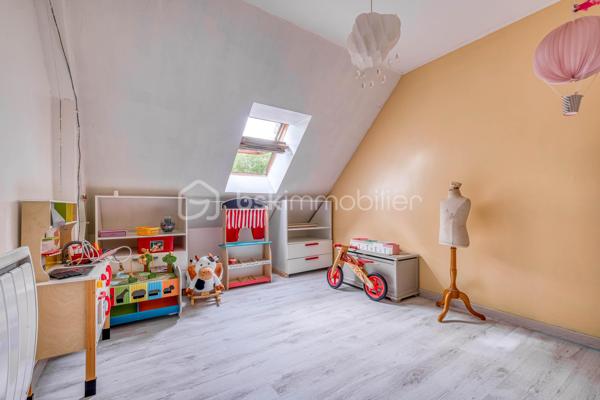 À découvrir sur la commune de Coupvray (77700), cette superbe maison d’architecte d’environ 180 m² aux beaux volumes et au fort potentiel, idéalement située.

Dès l’entrée, vous serez séduits par une vaste pièce de vie lumineuse de plus de 45 m², offrant un bel espace séjour et une cuisine avec possibilité d’ouverture pour encore plus de convivialité.

La maison propose une véritable vie de plain-pied avec une suite parentale au rez-de-chaussée comprenant une chambre avec sa salle de bain comprenant douche et baignoire.

À l’étage, vous retrouverez 4 belles chambres, une salle de bain ainsi qu’un espace bureau pouvant facilement être transformé en chambre supplémentaire selon vos besoins.

Un sous-sol total vient compléter l’ensemble, le tout sur un magnifique terrain de plus de 900 m².

📍 Située à Coupvray, commune recherchée pour son cadre de vie agréable pour les familles, sa proximité avec Disneyland Paris, le Val d’Europe et les accès rapides vers Paris, cette maison offre un parfait équilibre entre calme, espace et praticité.

Une maison familiale rare sur le secteur, baignée de lumière et offrant de nombreuses possibilités.