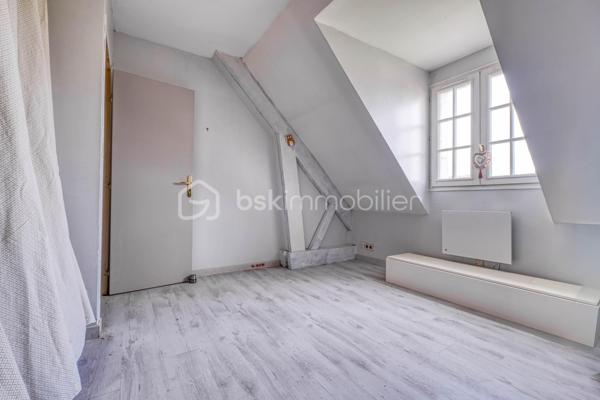 À découvrir sur la commune de Coupvray (77700), cette superbe maison d’architecte d’environ 180 m² aux beaux volumes et au fort potentiel, idéalement située.

Dès l’entrée, vous serez séduits par une vaste pièce de vie lumineuse de plus de 45 m², offrant un bel espace séjour et une cuisine avec possibilité d’ouverture pour encore plus de convivialité.

La maison propose une véritable vie de plain-pied avec une suite parentale au rez-de-chaussée comprenant une chambre avec sa salle de bain comprenant douche et baignoire.

À l’étage, vous retrouverez 4 belles chambres, une salle de bain ainsi qu’un espace bureau pouvant facilement être transformé en chambre supplémentaire selon vos besoins.

Un sous-sol total vient compléter l’ensemble, le tout sur un magnifique terrain de plus de 900 m².

📍 Située à Coupvray, commune recherchée pour son cadre de vie agréable pour les familles, sa proximité avec Disneyland Paris, le Val d’Europe et les accès rapides vers Paris, cette maison offre un parfait équilibre entre calme, espace et praticité.

Une maison familiale rare sur le secteur, baignée de lumière et offrant de nombreuses possibilités.