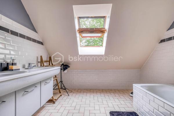 À découvrir sur la commune de Coupvray (77700), cette superbe maison d’architecte d’environ 180 m² aux beaux volumes et au fort potentiel, idéalement située.

Dès l’entrée, vous serez séduits par une vaste pièce de vie lumineuse de plus de 45 m², offrant un bel espace séjour et une cuisine avec possibilité d’ouverture pour encore plus de convivialité.

La maison propose une véritable vie de plain-pied avec une suite parentale au rez-de-chaussée comprenant une chambre avec sa salle de bain comprenant douche et baignoire.

À l’étage, vous retrouverez 4 belles chambres, une salle de bain ainsi qu’un espace bureau pouvant facilement être transformé en chambre supplémentaire selon vos besoins.

Un sous-sol total vient compléter l’ensemble, le tout sur un magnifique terrain de plus de 900 m².

📍 Située à Coupvray, commune recherchée pour son cadre de vie agréable pour les familles, sa proximité avec Disneyland Paris, le Val d’Europe et les accès rapides vers Paris, cette maison offre un parfait équilibre entre calme, espace et praticité.

Une maison familiale rare sur le secteur, baignée de lumière et offrant de nombreuses possibilités.