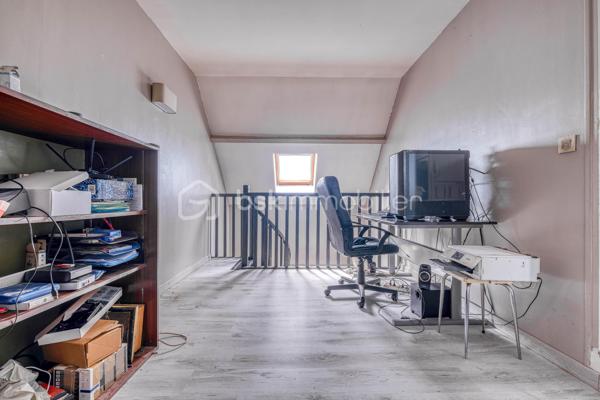 À découvrir sur la commune de Coupvray (77700), cette superbe maison d’architecte d’environ 180 m² aux beaux volumes et au fort potentiel, idéalement située.

Dès l’entrée, vous serez séduits par une vaste pièce de vie lumineuse de plus de 45 m², offrant un bel espace séjour et une cuisine avec possibilité d’ouverture pour encore plus de convivialité.

La maison propose une véritable vie de plain-pied avec une suite parentale au rez-de-chaussée comprenant une chambre avec sa salle de bain comprenant douche et baignoire.

À l’étage, vous retrouverez 4 belles chambres, une salle de bain ainsi qu’un espace bureau pouvant facilement être transformé en chambre supplémentaire selon vos besoins.

Un sous-sol total vient compléter l’ensemble, le tout sur un magnifique terrain de plus de 900 m².

📍 Située à Coupvray, commune recherchée pour son cadre de vie agréable pour les familles, sa proximité avec Disneyland Paris, le Val d’Europe et les accès rapides vers Paris, cette maison offre un parfait équilibre entre calme, espace et praticité.

Une maison familiale rare sur le secteur, baignée de lumière et offrant de nombreuses possibilités.