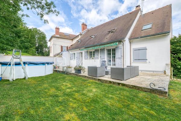 À découvrir sur la commune de Coupvray (77700), cette superbe maison d’architecte d’environ 180 m² aux beaux volumes et au fort potentiel, idéalement située.

Dès l’entrée, vous serez séduits par une vaste pièce de vie lumineuse de plus de 45 m², offrant un bel espace séjour et une cuisine avec possibilité d’ouverture pour encore plus de convivialité.

La maison propose une véritable vie de plain-pied avec une suite parentale au rez-de-chaussée comprenant une chambre avec sa salle de bain comprenant douche et baignoire.

À l’étage, vous retrouverez 4 belles chambres, une salle de bain ainsi qu’un espace bureau pouvant facilement être transformé en chambre supplémentaire selon vos besoins.

Un sous-sol total vient compléter l’ensemble, le tout sur un magnifique terrain de plus de 900 m².

📍 Située à Coupvray, commune recherchée pour son cadre de vie agréable pour les familles, sa proximité avec Disneyland Paris, le Val d’Europe et les accès rapides vers Paris, cette maison offre un parfait équilibre entre calme, espace et praticité.

Une maison familiale rare sur le secteur, baignée de lumière et offrant de nombreuses possibilités.