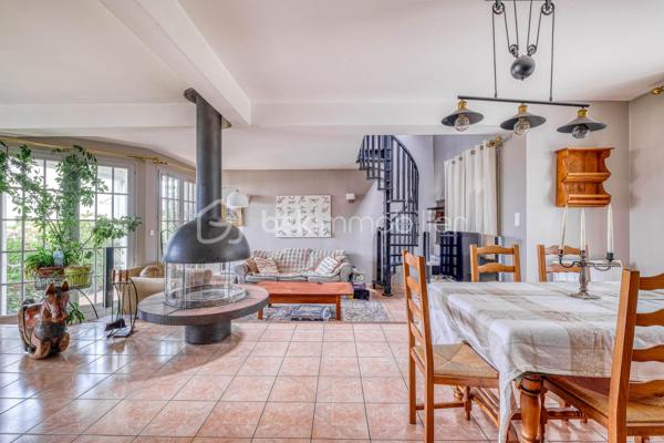 À découvrir sur la commune de Coupvray (77700), cette superbe maison d’architecte d’environ 180 m² aux beaux volumes et au fort potentiel, idéalement située.

Dès l’entrée, vous serez séduits par une vaste pièce de vie lumineuse de plus de 45 m², offrant un bel espace séjour et une cuisine avec possibilité d’ouverture pour encore plus de convivialité.

La maison propose une véritable vie de plain-pied avec une suite parentale au rez-de-chaussée comprenant une chambre avec sa salle de bain comprenant douche et baignoire.

À l’étage, vous retrouverez 4 belles chambres, une salle de bain ainsi qu’un espace bureau pouvant facilement être transformé en chambre supplémentaire selon vos besoins.

Un sous-sol total vient compléter l’ensemble, le tout sur un magnifique terrain de plus de 900 m².

📍 Située à Coupvray, commune recherchée pour son cadre de vie agréable pour les familles, sa proximité avec Disneyland Paris, le Val d’Europe et les accès rapides vers Paris, cette maison offre un parfait équilibre entre calme, espace et praticité.

Une maison familiale rare sur le secteur, baignée de lumière et offrant de nombreuses possibilités.