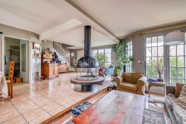 À découvrir sur la commune de Coupvray (77700), cette superbe maison d’architecte d’environ 180 m² aux beaux volumes et au fort potentiel, idéalement située.

Dès l’entrée, vous serez séduits par une vaste pièce de vie lumineuse de plus de 45 m², offrant un bel espace séjour et une cuisine avec possibilité d’ouverture pour encore plus de convivialité.

La maison propose une véritable vie de plain-pied avec une suite parentale au rez-de-chaussée comprenant une chambre avec sa salle de bain comprenant douche et baignoire.

À l’étage, vous retrouverez 4 belles chambres, une salle de bain ainsi qu’un espace bureau pouvant facilement être transformé en chambre supplémentaire selon vos besoins.

Un sous-sol total vient compléter l’ensemble, le tout sur un magnifique terrain de plus de 900 m².

📍 Située à Coupvray, commune recherchée pour son cadre de vie agréable pour les familles, sa proximité avec Disneyland Paris, le Val d’Europe et les accès rapides vers Paris, cette maison offre un parfait équilibre entre calme, espace et praticité.

Une maison familiale rare sur le secteur, baignée de lumière et offrant de nombreuses possibilités.