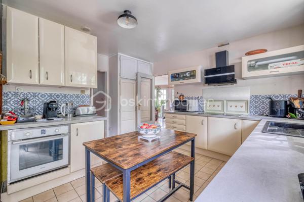 À découvrir sur la commune de Coupvray (77700), cette superbe maison d’architecte d’environ 180 m² aux beaux volumes et au fort potentiel, idéalement située.

Dès l’entrée, vous serez séduits par une vaste pièce de vie lumineuse de plus de 45 m², offrant un bel espace séjour et une cuisine avec possibilité d’ouverture pour encore plus de convivialité.

La maison propose une véritable vie de plain-pied avec une suite parentale au rez-de-chaussée comprenant une chambre avec sa salle de bain comprenant douche et baignoire.

À l’étage, vous retrouverez 4 belles chambres, une salle de bain ainsi qu’un espace bureau pouvant facilement être transformé en chambre supplémentaire selon vos besoins.

Un sous-sol total vient compléter l’ensemble, le tout sur un magnifique terrain de plus de 900 m².

📍 Située à Coupvray, commune recherchée pour son cadre de vie agréable pour les familles, sa proximité avec Disneyland Paris, le Val d’Europe et les accès rapides vers Paris, cette maison offre un parfait équilibre entre calme, espace et praticité.

Une maison familiale rare sur le secteur, baignée de lumière et offrant de nombreuses possibilités.