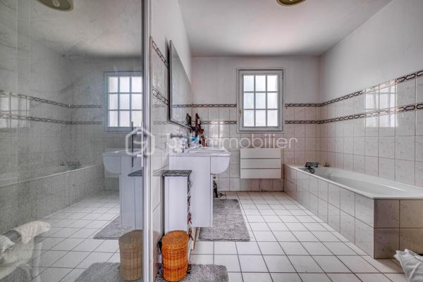 À découvrir sur la commune de Coupvray (77700), cette superbe maison d’architecte d’environ 180 m² aux beaux volumes et au fort potentiel, idéalement située.

Dès l’entrée, vous serez séduits par une vaste pièce de vie lumineuse de plus de 45 m², offrant un bel espace séjour et une cuisine avec possibilité d’ouverture pour encore plus de convivialité.

La maison propose une véritable vie de plain-pied avec une suite parentale au rez-de-chaussée comprenant une chambre avec sa salle de bain comprenant douche et baignoire.

À l’étage, vous retrouverez 4 belles chambres, une salle de bain ainsi qu’un espace bureau pouvant facilement être transformé en chambre supplémentaire selon vos besoins.

Un sous-sol total vient compléter l’ensemble, le tout sur un magnifique terrain de plus de 900 m².

📍 Située à Coupvray, commune recherchée pour son cadre de vie agréable pour les familles, sa proximité avec Disneyland Paris, le Val d’Europe et les accès rapides vers Paris, cette maison offre un parfait équilibre entre calme, espace et praticité.

Une maison familiale rare sur le secteur, baignée de lumière et offrant de nombreuses possibilités.
