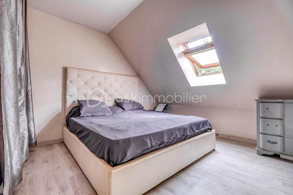 À découvrir sur la commune de Coupvray (77700), cette superbe maison d’architecte d’environ 180 m² aux beaux volumes et au fort potentiel, idéalement située.

Dès l’entrée, vous serez séduits par une vaste pièce de vie lumineuse de plus de 45 m², offrant un bel espace séjour et une cuisine avec possibilité d’ouverture pour encore plus de convivialité.

La maison propose une véritable vie de plain-pied avec une suite parentale au rez-de-chaussée comprenant une chambre avec sa salle de bain comprenant douche et baignoire.

À l’étage, vous retrouverez 4 belles chambres, une salle de bain ainsi qu’un espace bureau pouvant facilement être transformé en chambre supplémentaire selon vos besoins.

Un sous-sol total vient compléter l’ensemble, le tout sur un magnifique terrain de plus de 900 m².

📍 Située à Coupvray, commune recherchée pour son cadre de vie agréable pour les familles, sa proximité avec Disneyland Paris, le Val d’Europe et les accès rapides vers Paris, cette maison offre un parfait équilibre entre calme, espace et praticité.

Une maison familiale rare sur le secteur, baignée de lumière et offrant de nombreuses possibilités.