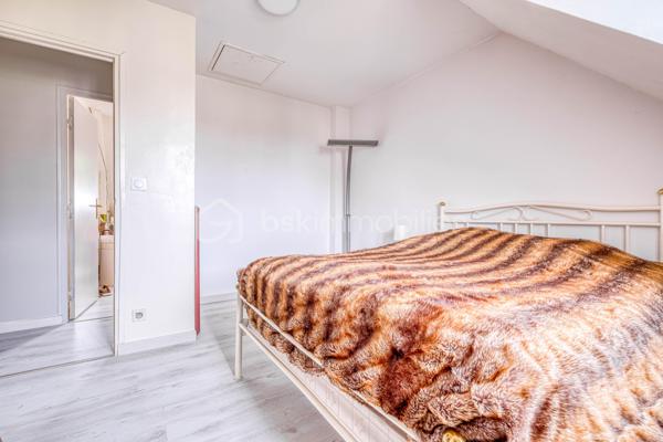 À découvrir sur la commune de Coupvray (77700), cette superbe maison d’architecte d’environ 180 m² aux beaux volumes et au fort potentiel, idéalement située.

Dès l’entrée, vous serez séduits par une vaste pièce de vie lumineuse de plus de 45 m², offrant un bel espace séjour et une cuisine avec possibilité d’ouverture pour encore plus de convivialité.

La maison propose une véritable vie de plain-pied avec une suite parentale au rez-de-chaussée comprenant une chambre avec sa salle de bain comprenant douche et baignoire.

À l’étage, vous retrouverez 4 belles chambres, une salle de bain ainsi qu’un espace bureau pouvant facilement être transformé en chambre supplémentaire selon vos besoins.

Un sous-sol total vient compléter l’ensemble, le tout sur un magnifique terrain de plus de 900 m².

📍 Située à Coupvray, commune recherchée pour son cadre de vie agréable pour les familles, sa proximité avec Disneyland Paris, le Val d’Europe et les accès rapides vers Paris, cette maison offre un parfait équilibre entre calme, espace et praticité.

Une maison familiale rare sur le secteur, baignée de lumière et offrant de nombreuses possibilités.