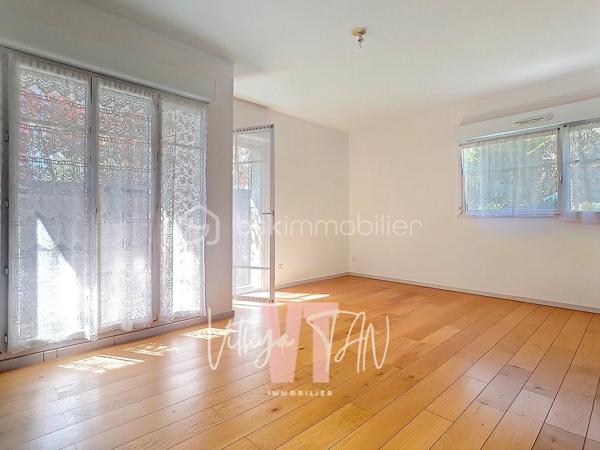 CADRE DE VIE au TOP - F3 - REZ-DE-JARDIN

L’Emplacement & le Cadre de vie.
Situé au cœur d'un secteur recherché, cet appartement en rez-de-jardin bénéficie d'un emplacement idéal en centre urbain. La proximité immédiate des commerces, des écoles, de la gare et d'un parc garantit une vie quotidienne pratique et un gain de temps précieux. Le jardin privatif offre un extérieur rare en centre-ville, synonyme de calme et d'intimité au quotidien.

L’Expérience Intérieure.
Ce F3 propose un agencement optimisé avec une sectorisation parfaite entre l'espace jour et l'espace nuit. La pièce de vie, lumineuse, dispose d'une entrée, d'une cuisine séparée aménageable en cuisine américaine (US) pour plus de convivialité. 
Côté nuit, les deux chambres et les WC séparés assurent le confort de la vie de famille, complétés par une salle de bains à personnaliser selon vos goûts.

La Sérénité Technique et financière.
Cet achat clé en main représente un investissement serein et sécurisé au sein d'une copropriété appréciée. Le bien se distingue par ses prestations de qualité, incluant une place de parking privative en sous-sol, indispensable en centre-ville. 
Sa conception moderne répond aux exigences actuelles, vous garantissant une parfaite maîtrise de votre budget et de futures économies d'énergie.

À vos agendas, pour une visite...