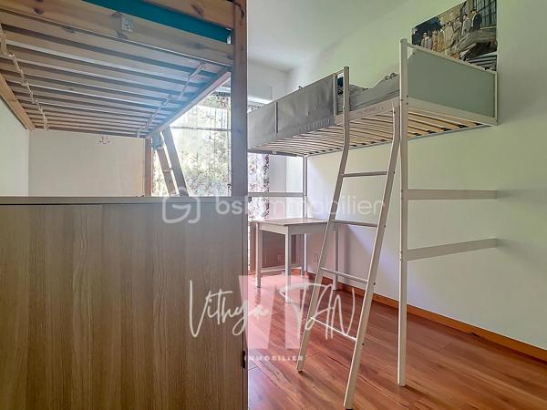 CADRE DE VIE au TOP - F3 - REZ-DE-JARDIN

L’Emplacement & le Cadre de vie.
Situé au cœur d'un secteur recherché, cet appartement en rez-de-jardin bénéficie d'un emplacement idéal en centre urbain. La proximité immédiate des commerces, des écoles, de la gare et d'un parc garantit une vie quotidienne pratique et un gain de temps précieux. Le jardin privatif offre un extérieur rare en centre-ville, synonyme de calme et d'intimité au quotidien.

L’Expérience Intérieure.
Ce F3 propose un agencement optimisé avec une sectorisation parfaite entre l'espace jour et l'espace nuit. La pièce de vie, lumineuse, dispose d'une entrée, d'une cuisine séparée aménageable en cuisine américaine (US) pour plus de convivialité. 
Côté nuit, les deux chambres et les WC séparés assurent le confort de la vie de famille, complétés par une salle de bains à personnaliser selon vos goûts.

La Sérénité Technique et financière.
Cet achat clé en main représente un investissement serein et sécurisé au sein d'une copropriété appréciée. Le bien se distingue par ses prestations de qualité, incluant une place de parking privative en sous-sol, indispensable en centre-ville. 
Sa conception moderne répond aux exigences actuelles, vous garantissant une parfaite maîtrise de votre budget et de futures économies d'énergie.

À vos agendas, pour une visite...