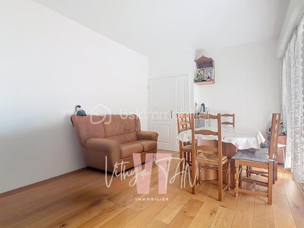 CADRE DE VIE au TOP - F3 - REZ-DE-JARDIN

L’Emplacement & le Cadre de vie.
Situé au cœur d'un secteur recherché, cet appartement en rez-de-jardin bénéficie d'un emplacement idéal en centre urbain. La proximité immédiate des commerces, des écoles, de la gare et d'un parc garantit une vie quotidienne pratique et un gain de temps précieux. Le jardin privatif offre un extérieur rare en centre-ville, synonyme de calme et d'intimité au quotidien.

L’Expérience Intérieure.
Ce F3 propose un agencement optimisé avec une sectorisation parfaite entre l'espace jour et l'espace nuit. La pièce de vie, lumineuse, dispose d'une entrée, d'une cuisine séparée aménageable en cuisine américaine (US) pour plus de convivialité. 
Côté nuit, les deux chambres et les WC séparés assurent le confort de la vie de famille, complétés par une salle de bains à personnaliser selon vos goûts.

La Sérénité Technique et financière.
Cet achat clé en main représente un investissement serein et sécurisé au sein d'une copropriété appréciée. Le bien se distingue par ses prestations de qualité, incluant une place de parking privative en sous-sol, indispensable en centre-ville. 
Sa conception moderne répond aux exigences actuelles, vous garantissant une parfaite maîtrise de votre budget et de futures économies d'énergie.

À vos agendas, pour une visite...