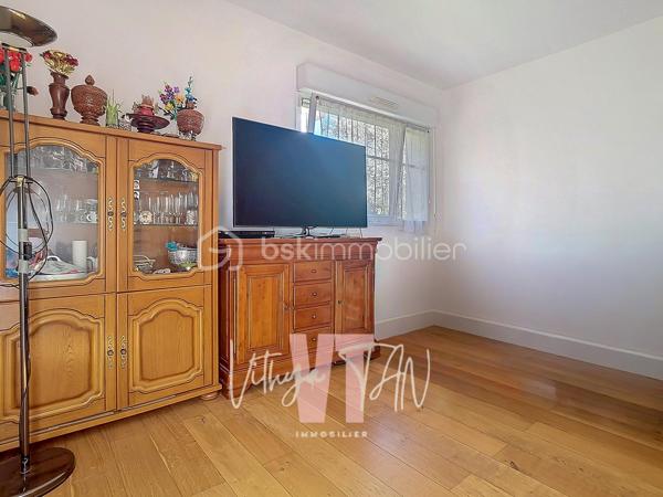 CADRE DE VIE au TOP - F3 - REZ-DE-JARDIN

L’Emplacement & le Cadre de vie.
Situé au cœur d'un secteur recherché, cet appartement en rez-de-jardin bénéficie d'un emplacement idéal en centre urbain. La proximité immédiate des commerces, des écoles, de la gare et d'un parc garantit une vie quotidienne pratique et un gain de temps précieux. Le jardin privatif offre un extérieur rare en centre-ville, synonyme de calme et d'intimité au quotidien.

L’Expérience Intérieure.
Ce F3 propose un agencement optimisé avec une sectorisation parfaite entre l'espace jour et l'espace nuit. La pièce de vie, lumineuse, dispose d'une entrée, d'une cuisine séparée aménageable en cuisine américaine (US) pour plus de convivialité. 
Côté nuit, les deux chambres et les WC séparés assurent le confort de la vie de famille, complétés par une salle de bains à personnaliser selon vos goûts.

La Sérénité Technique et financière.
Cet achat clé en main représente un investissement serein et sécurisé au sein d'une copropriété appréciée. Le bien se distingue par ses prestations de qualité, incluant une place de parking privative en sous-sol, indispensable en centre-ville. 
Sa conception moderne répond aux exigences actuelles, vous garantissant une parfaite maîtrise de votre budget et de futures économies d'énergie.

À vos agendas, pour une visite...