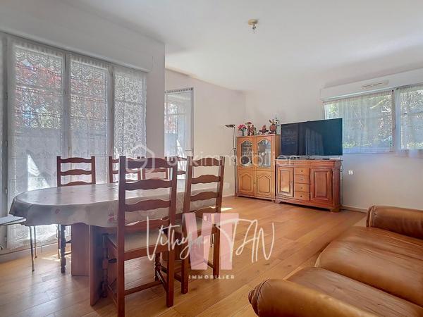 CADRE DE VIE au TOP - F3 - REZ-DE-JARDIN

L’Emplacement & le Cadre de vie.
Situé au cœur d'un secteur recherché, cet appartement en rez-de-jardin bénéficie d'un emplacement idéal en centre urbain. La proximité immédiate des commerces, des écoles, de la gare et d'un parc garantit une vie quotidienne pratique et un gain de temps précieux. Le jardin privatif offre un extérieur rare en centre-ville, synonyme de calme et d'intimité au quotidien.

L’Expérience Intérieure.
Ce F3 propose un agencement optimisé avec une sectorisation parfaite entre l'espace jour et l'espace nuit. La pièce de vie, lumineuse, dispose d'une entrée, d'une cuisine séparée aménageable en cuisine américaine (US) pour plus de convivialité. 
Côté nuit, les deux chambres et les WC séparés assurent le confort de la vie de famille, complétés par une salle de bains à personnaliser selon vos goûts.

La Sérénité Technique et financière.
Cet achat clé en main représente un investissement serein et sécurisé au sein d'une copropriété appréciée. Le bien se distingue par ses prestations de qualité, incluant une place de parking privative en sous-sol, indispensable en centre-ville. 
Sa conception moderne répond aux exigences actuelles, vous garantissant une parfaite maîtrise de votre budget et de futures économies d'énergie.

À vos agendas, pour une visite...