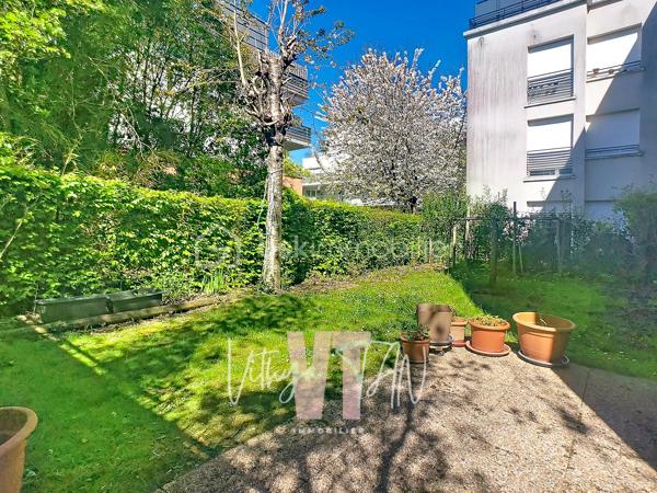 CADRE DE VIE au TOP - F3 - REZ-DE-JARDIN

L’Emplacement & le Cadre de vie.
Situé au cœur d'un secteur recherché, cet appartement en rez-de-jardin bénéficie d'un emplacement idéal en centre urbain. La proximité immédiate des commerces, des écoles, de la gare et d'un parc garantit une vie quotidienne pratique et un gain de temps précieux. Le jardin privatif offre un extérieur rare en centre-ville, synonyme de calme et d'intimité au quotidien.

L’Expérience Intérieure.
Ce F3 propose un agencement optimisé avec une sectorisation parfaite entre l'espace jour et l'espace nuit. La pièce de vie, lumineuse, dispose d'une entrée, d'une cuisine séparée aménageable en cuisine américaine (US) pour plus de convivialité. 
Côté nuit, les deux chambres et les WC séparés assurent le confort de la vie de famille, complétés par une salle de bains à personnaliser selon vos goûts.

La Sérénité Technique et financière.
Cet achat clé en main représente un investissement serein et sécurisé au sein d'une copropriété appréciée. Le bien se distingue par ses prestations de qualité, incluant une place de parking privative en sous-sol, indispensable en centre-ville. 
Sa conception moderne répond aux exigences actuelles, vous garantissant une parfaite maîtrise de votre budget et de futures économies d'énergie.

À vos agendas, pour une visite...