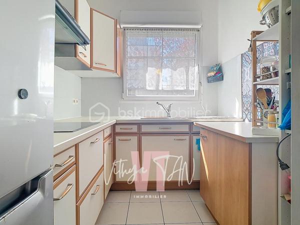 CADRE DE VIE au TOP - F3 - REZ-DE-JARDIN

L’Emplacement & le Cadre de vie.
Situé au cœur d'un secteur recherché, cet appartement en rez-de-jardin bénéficie d'un emplacement idéal en centre urbain. La proximité immédiate des commerces, des écoles, de la gare et d'un parc garantit une vie quotidienne pratique et un gain de temps précieux. Le jardin privatif offre un extérieur rare en centre-ville, synonyme de calme et d'intimité au quotidien.

L’Expérience Intérieure.
Ce F3 propose un agencement optimisé avec une sectorisation parfaite entre l'espace jour et l'espace nuit. La pièce de vie, lumineuse, dispose d'une entrée, d'une cuisine séparée aménageable en cuisine américaine (US) pour plus de convivialité. 
Côté nuit, les deux chambres et les WC séparés assurent le confort de la vie de famille, complétés par une salle de bains à personnaliser selon vos goûts.

La Sérénité Technique et financière.
Cet achat clé en main représente un investissement serein et sécurisé au sein d'une copropriété appréciée. Le bien se distingue par ses prestations de qualité, incluant une place de parking privative en sous-sol, indispensable en centre-ville. 
Sa conception moderne répond aux exigences actuelles, vous garantissant une parfaite maîtrise de votre budget et de futures économies d'énergie.

À vos agendas, pour une visite...