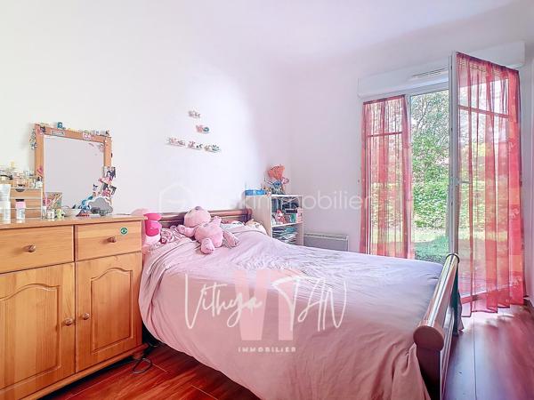 CADRE DE VIE au TOP - F3 - REZ-DE-JARDIN

L’Emplacement & le Cadre de vie.
Situé au cœur d'un secteur recherché, cet appartement en rez-de-jardin bénéficie d'un emplacement idéal en centre urbain. La proximité immédiate des commerces, des écoles, de la gare et d'un parc garantit une vie quotidienne pratique et un gain de temps précieux. Le jardin privatif offre un extérieur rare en centre-ville, synonyme de calme et d'intimité au quotidien.

L’Expérience Intérieure.
Ce F3 propose un agencement optimisé avec une sectorisation parfaite entre l'espace jour et l'espace nuit. La pièce de vie, lumineuse, dispose d'une entrée, d'une cuisine séparée aménageable en cuisine américaine (US) pour plus de convivialité. 
Côté nuit, les deux chambres et les WC séparés assurent le confort de la vie de famille, complétés par une salle de bains à personnaliser selon vos goûts.

La Sérénité Technique et financière.
Cet achat clé en main représente un investissement serein et sécurisé au sein d'une copropriété appréciée. Le bien se distingue par ses prestations de qualité, incluant une place de parking privative en sous-sol, indispensable en centre-ville. 
Sa conception moderne répond aux exigences actuelles, vous garantissant une parfaite maîtrise de votre budget et de futures économies d'énergie.

À vos agendas, pour une visite...