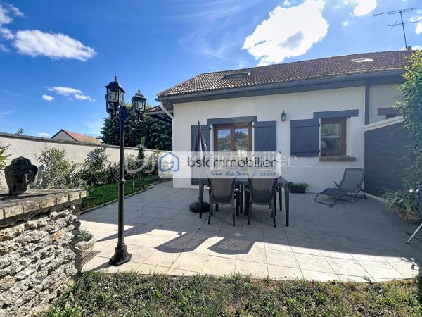 Mitoyenne 1 côté · 75 m² habitables · Parcelle 233 m² · 2 chambres + modulable · Aucun gros travaux

Coup de cœur assuré pour cette maison mitoyenne d'un seul côté, entièrement close et prête à vivre, implantée sur un terrain de 233 m² dans la commune du Coudray-Montceaux, en Essonne. Idéalement conçue pour une famille, elle offre 75 m² de surface habitable (88 m² au sol) sans aucun gros travaux à prévoir — un atout rare sur ce marché.
AU REZ-DE-CHAUSSÉE :
✔ Beau séjour / salon lumineux, bien exposé
✔ Cuisine entièrement aménagée et équipée, ouverte sur le salon
✔ Salle d'eau avec coin machine à laver et WC
✔ Rangement pratique sous escalier
À L'ÉTAGE :
✔ Chambre 1 spacieuse avec coin dressing
✔ Chambre 2 modulable — peut être divisée pour créer une 3ᵉ petite chambre selon vos besoins
✔ WC dans la chambre 1 
EXTÉRIEUR :
✔ Beau jardin entièrement clos sur la parcelle de 233 m²
✔ Terrasse idéale pour les repas et moments en famille
✔ Cabanon de jardin
✔ Stationnement pour 2 véhicules sur la parcelle
LES POINTS FORTS :
→ Maison prête à habiter, sans gros travaux à prévoir
→ Terrain entièrement clos, sécurisé et privatif
→ Plan optimisé et lumineux
→ Double stationnement sur la propriété
Ne manquez pas cette opportunité ! Maison idéale pour une famille souhaitant s'installer rapidement dans un cadre verdoyant, sans contrainte de travaux.