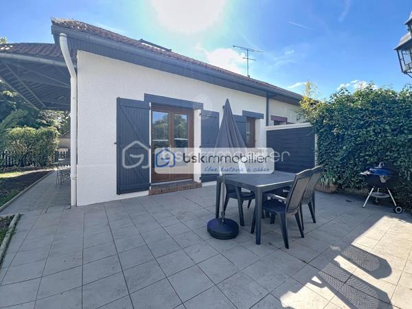 Mitoyenne 1 côté · 75 m² habitables · Parcelle 233 m² · 2 chambres + modulable · Aucun gros travaux

Coup de cœur assuré pour cette maison mitoyenne d'un seul côté, entièrement close et prête à vivre, implantée sur un terrain de 233 m² dans la commune du Coudray-Montceaux, en Essonne. Idéalement conçue pour une famille, elle offre 75 m² de surface habitable (88 m² au sol) sans aucun gros travaux à prévoir — un atout rare sur ce marché.
AU REZ-DE-CHAUSSÉE :
✔ Beau séjour / salon lumineux, bien exposé
✔ Cuisine entièrement aménagée et équipée, ouverte sur le salon
✔ Salle d'eau avec coin machine à laver et WC
✔ Rangement pratique sous escalier
À L'ÉTAGE :
✔ Chambre 1 spacieuse avec coin dressing
✔ Chambre 2 modulable — peut être divisée pour créer une 3ᵉ petite chambre selon vos besoins
✔ WC dans la chambre 1 
EXTÉRIEUR :
✔ Beau jardin entièrement clos sur la parcelle de 233 m²
✔ Terrasse idéale pour les repas et moments en famille
✔ Cabanon de jardin
✔ Stationnement pour 2 véhicules sur la parcelle
LES POINTS FORTS :
→ Maison prête à habiter, sans gros travaux à prévoir
→ Terrain entièrement clos, sécurisé et privatif
→ Plan optimisé et lumineux
→ Double stationnement sur la propriété
Ne manquez pas cette opportunité ! Maison idéale pour une famille souhaitant s'installer rapidement dans un cadre verdoyant, sans contrainte de travaux.
