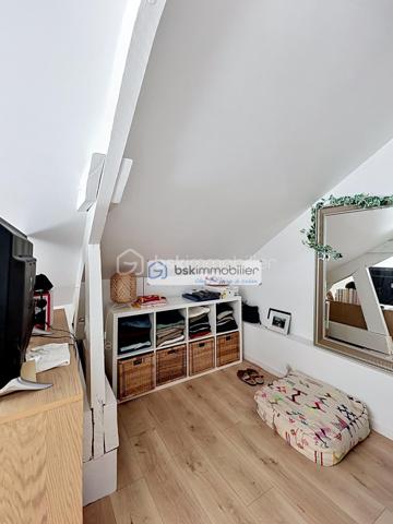 Mitoyenne 1 côté · 75 m² habitables · Parcelle 233 m² · 2 chambres + modulable · Aucun gros travaux

Coup de cœur assuré pour cette maison mitoyenne d'un seul côté, entièrement close et prête à vivre, implantée sur un terrain de 233 m² dans la commune du Coudray-Montceaux, en Essonne. Idéalement conçue pour une famille, elle offre 75 m² de surface habitable (88 m² au sol) sans aucun gros travaux à prévoir — un atout rare sur ce marché.
AU REZ-DE-CHAUSSÉE :
✔ Beau séjour / salon lumineux, bien exposé
✔ Cuisine entièrement aménagée et équipée, ouverte sur le salon
✔ Salle d'eau avec coin machine à laver et WC
✔ Rangement pratique sous escalier
À L'ÉTAGE :
✔ Chambre 1 spacieuse avec coin dressing
✔ Chambre 2 modulable — peut être divisée pour créer une 3ᵉ petite chambre selon vos besoins
✔ WC dans la chambre 1 
EXTÉRIEUR :
✔ Beau jardin entièrement clos sur la parcelle de 233 m²
✔ Terrasse idéale pour les repas et moments en famille
✔ Cabanon de jardin
✔ Stationnement pour 2 véhicules sur la parcelle
LES POINTS FORTS :
→ Maison prête à habiter, sans gros travaux à prévoir
→ Terrain entièrement clos, sécurisé et privatif
→ Plan optimisé et lumineux
→ Double stationnement sur la propriété
Ne manquez pas cette opportunité ! Maison idéale pour une famille souhaitant s'installer rapidement dans un cadre verdoyant, sans contrainte de travaux.