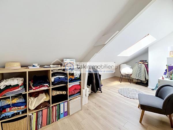 Mitoyenne 1 côté · 75 m² habitables · Parcelle 233 m² · 2 chambres + modulable · Aucun gros travaux

Coup de cœur assuré pour cette maison mitoyenne d'un seul côté, entièrement close et prête à vivre, implantée sur un terrain de 233 m² dans la commune du Coudray-Montceaux, en Essonne. Idéalement conçue pour une famille, elle offre 75 m² de surface habitable (88 m² au sol) sans aucun gros travaux à prévoir — un atout rare sur ce marché.
AU REZ-DE-CHAUSSÉE :
✔ Beau séjour / salon lumineux, bien exposé
✔ Cuisine entièrement aménagée et équipée, ouverte sur le salon
✔ Salle d'eau avec coin machine à laver et WC
✔ Rangement pratique sous escalier
À L'ÉTAGE :
✔ Chambre 1 spacieuse avec coin dressing
✔ Chambre 2 modulable — peut être divisée pour créer une 3ᵉ petite chambre selon vos besoins
✔ WC dans la chambre 1 
EXTÉRIEUR :
✔ Beau jardin entièrement clos sur la parcelle de 233 m²
✔ Terrasse idéale pour les repas et moments en famille
✔ Cabanon de jardin
✔ Stationnement pour 2 véhicules sur la parcelle
LES POINTS FORTS :
→ Maison prête à habiter, sans gros travaux à prévoir
→ Terrain entièrement clos, sécurisé et privatif
→ Plan optimisé et lumineux
→ Double stationnement sur la propriété
Ne manquez pas cette opportunité ! Maison idéale pour une famille souhaitant s'installer rapidement dans un cadre verdoyant, sans contrainte de travaux.