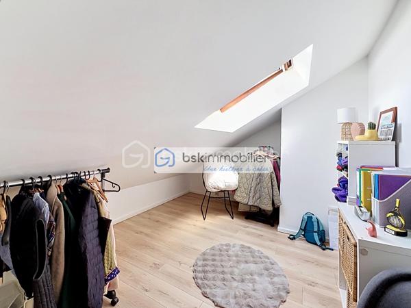 Mitoyenne 1 côté · 75 m² habitables · Parcelle 233 m² · 2 chambres + modulable · Aucun gros travaux

Coup de cœur assuré pour cette maison mitoyenne d'un seul côté, entièrement close et prête à vivre, implantée sur un terrain de 233 m² dans la commune du Coudray-Montceaux, en Essonne. Idéalement conçue pour une famille, elle offre 75 m² de surface habitable (88 m² au sol) sans aucun gros travaux à prévoir — un atout rare sur ce marché.
AU REZ-DE-CHAUSSÉE :
✔ Beau séjour / salon lumineux, bien exposé
✔ Cuisine entièrement aménagée et équipée, ouverte sur le salon
✔ Salle d'eau avec coin machine à laver et WC
✔ Rangement pratique sous escalier
À L'ÉTAGE :
✔ Chambre 1 spacieuse avec coin dressing
✔ Chambre 2 modulable — peut être divisée pour créer une 3ᵉ petite chambre selon vos besoins
✔ WC dans la chambre 1 
EXTÉRIEUR :
✔ Beau jardin entièrement clos sur la parcelle de 233 m²
✔ Terrasse idéale pour les repas et moments en famille
✔ Cabanon de jardin
✔ Stationnement pour 2 véhicules sur la parcelle
LES POINTS FORTS :
→ Maison prête à habiter, sans gros travaux à prévoir
→ Terrain entièrement clos, sécurisé et privatif
→ Plan optimisé et lumineux
→ Double stationnement sur la propriété
Ne manquez pas cette opportunité ! Maison idéale pour une famille souhaitant s'installer rapidement dans un cadre verdoyant, sans contrainte de travaux.