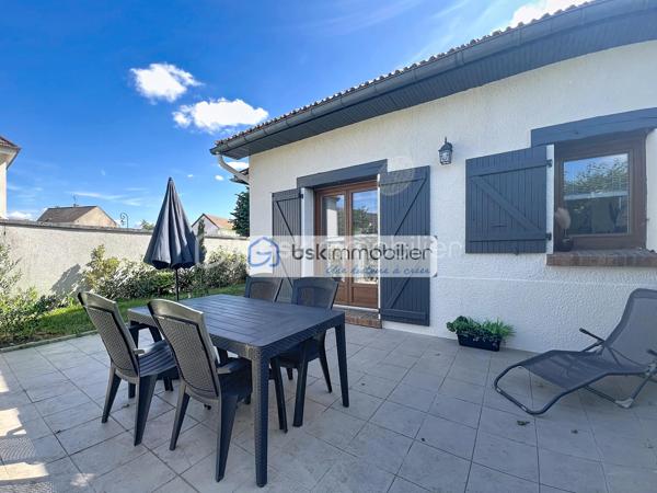 Mitoyenne 1 côté · 75 m² habitables · Parcelle 233 m² · 2 chambres + modulable · Aucun gros travaux

Coup de cœur assuré pour cette maison mitoyenne d'un seul côté, entièrement close et prête à vivre, implantée sur un terrain de 233 m² dans la commune du Coudray-Montceaux, en Essonne. Idéalement conçue pour une famille, elle offre 75 m² de surface habitable (88 m² au sol) sans aucun gros travaux à prévoir — un atout rare sur ce marché.
AU REZ-DE-CHAUSSÉE :
✔ Beau séjour / salon lumineux, bien exposé
✔ Cuisine entièrement aménagée et équipée, ouverte sur le salon
✔ Salle d'eau avec coin machine à laver et WC
✔ Rangement pratique sous escalier
À L'ÉTAGE :
✔ Chambre 1 spacieuse avec coin dressing
✔ Chambre 2 modulable — peut être divisée pour créer une 3ᵉ petite chambre selon vos besoins
✔ WC dans la chambre 1 
EXTÉRIEUR :
✔ Beau jardin entièrement clos sur la parcelle de 233 m²
✔ Terrasse idéale pour les repas et moments en famille
✔ Cabanon de jardin
✔ Stationnement pour 2 véhicules sur la parcelle
LES POINTS FORTS :
→ Maison prête à habiter, sans gros travaux à prévoir
→ Terrain entièrement clos, sécurisé et privatif
→ Plan optimisé et lumineux
→ Double stationnement sur la propriété
Ne manquez pas cette opportunité ! Maison idéale pour une famille souhaitant s'installer rapidement dans un cadre verdoyant, sans contrainte de travaux.