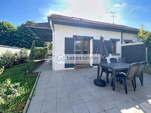 Mitoyenne 1 côté · 75 m² habitables · Parcelle 233 m² · 2 chambres + modulable · Aucun gros travaux

Coup de cœur assuré pour cette maison mitoyenne d'un seul côté, entièrement close et prête à vivre, implantée sur un terrain de 233 m² dans la commune du Coudray-Montceaux, en Essonne. Idéalement conçue pour une famille, elle offre 75 m² de surface habitable (88 m² au sol) sans aucun gros travaux à prévoir — un atout rare sur ce marché.
AU REZ-DE-CHAUSSÉE :
✔ Beau séjour / salon lumineux, bien exposé
✔ Cuisine entièrement aménagée et équipée, ouverte sur le salon
✔ Salle d'eau avec coin machine à laver et WC
✔ Rangement pratique sous escalier
À L'ÉTAGE :
✔ Chambre 1 spacieuse avec coin dressing
✔ Chambre 2 modulable — peut être divisée pour créer une 3ᵉ petite chambre selon vos besoins
✔ WC dans la chambre 1 
EXTÉRIEUR :
✔ Beau jardin entièrement clos sur la parcelle de 233 m²
✔ Terrasse idéale pour les repas et moments en famille
✔ Cabanon de jardin
✔ Stationnement pour 2 véhicules sur la parcelle
LES POINTS FORTS :
→ Maison prête à habiter, sans gros travaux à prévoir
→ Terrain entièrement clos, sécurisé et privatif
→ Plan optimisé et lumineux
→ Double stationnement sur la propriété
Ne manquez pas cette opportunité ! Maison idéale pour une famille souhaitant s'installer rapidement dans un cadre verdoyant, sans contrainte de travaux.