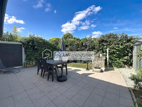 Mitoyenne 1 côté · 75 m² habitables · Parcelle 233 m² · 2 chambres + modulable · Aucun gros travaux

Coup de cœur assuré pour cette maison mitoyenne d'un seul côté, entièrement close et prête à vivre, implantée sur un terrain de 233 m² dans la commune du Coudray-Montceaux, en Essonne. Idéalement conçue pour une famille, elle offre 75 m² de surface habitable (88 m² au sol) sans aucun gros travaux à prévoir — un atout rare sur ce marché.
AU REZ-DE-CHAUSSÉE :
✔ Beau séjour / salon lumineux, bien exposé
✔ Cuisine entièrement aménagée et équipée, ouverte sur le salon
✔ Salle d'eau avec coin machine à laver et WC
✔ Rangement pratique sous escalier
À L'ÉTAGE :
✔ Chambre 1 spacieuse avec coin dressing
✔ Chambre 2 modulable — peut être divisée pour créer une 3ᵉ petite chambre selon vos besoins
✔ WC dans la chambre 1 
EXTÉRIEUR :
✔ Beau jardin entièrement clos sur la parcelle de 233 m²
✔ Terrasse idéale pour les repas et moments en famille
✔ Cabanon de jardin
✔ Stationnement pour 2 véhicules sur la parcelle
LES POINTS FORTS :
→ Maison prête à habiter, sans gros travaux à prévoir
→ Terrain entièrement clos, sécurisé et privatif
→ Plan optimisé et lumineux
→ Double stationnement sur la propriété
Ne manquez pas cette opportunité ! Maison idéale pour une famille souhaitant s'installer rapidement dans un cadre verdoyant, sans contrainte de travaux.
