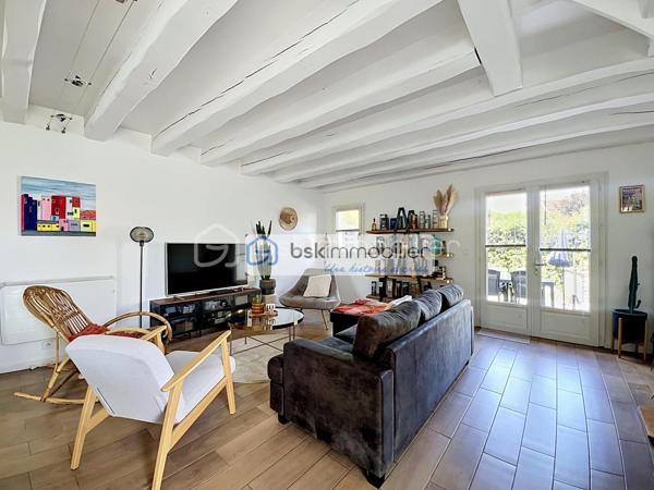 Mitoyenne 1 côté · 75 m² habitables · Parcelle 233 m² · 2 chambres + modulable · Aucun gros travaux

Coup de cœur assuré pour cette maison mitoyenne d'un seul côté, entièrement close et prête à vivre, implantée sur un terrain de 233 m² dans la commune du Coudray-Montceaux, en Essonne. Idéalement conçue pour une famille, elle offre 75 m² de surface habitable (88 m² au sol) sans aucun gros travaux à prévoir — un atout rare sur ce marché.
AU REZ-DE-CHAUSSÉE :
✔ Beau séjour / salon lumineux, bien exposé
✔ Cuisine entièrement aménagée et équipée, ouverte sur le salon
✔ Salle d'eau avec coin machine à laver et WC
✔ Rangement pratique sous escalier
À L'ÉTAGE :
✔ Chambre 1 spacieuse avec coin dressing
✔ Chambre 2 modulable — peut être divisée pour créer une 3ᵉ petite chambre selon vos besoins
✔ WC dans la chambre 1 
EXTÉRIEUR :
✔ Beau jardin entièrement clos sur la parcelle de 233 m²
✔ Terrasse idéale pour les repas et moments en famille
✔ Cabanon de jardin
✔ Stationnement pour 2 véhicules sur la parcelle
LES POINTS FORTS :
→ Maison prête à habiter, sans gros travaux à prévoir
→ Terrain entièrement clos, sécurisé et privatif
→ Plan optimisé et lumineux
→ Double stationnement sur la propriété
Ne manquez pas cette opportunité ! Maison idéale pour une famille souhaitant s'installer rapidement dans un cadre verdoyant, sans contrainte de travaux.