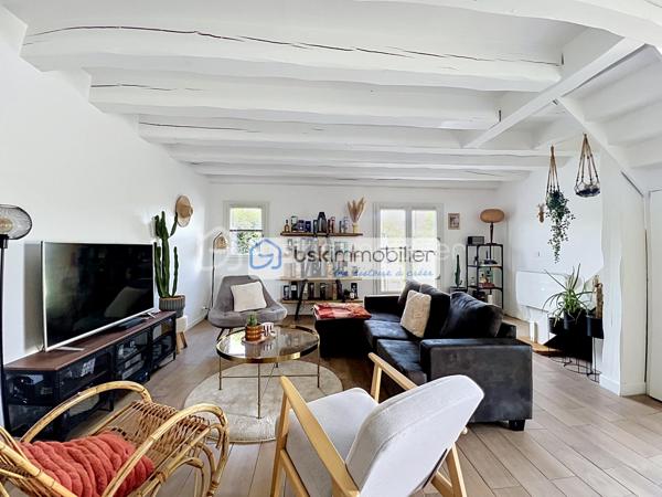Mitoyenne 1 côté · 75 m² habitables · Parcelle 233 m² · 2 chambres + modulable · Aucun gros travaux

Coup de cœur assuré pour cette maison mitoyenne d'un seul côté, entièrement close et prête à vivre, implantée sur un terrain de 233 m² dans la commune du Coudray-Montceaux, en Essonne. Idéalement conçue pour une famille, elle offre 75 m² de surface habitable (88 m² au sol) sans aucun gros travaux à prévoir — un atout rare sur ce marché.
AU REZ-DE-CHAUSSÉE :
✔ Beau séjour / salon lumineux, bien exposé
✔ Cuisine entièrement aménagée et équipée, ouverte sur le salon
✔ Salle d'eau avec coin machine à laver et WC
✔ Rangement pratique sous escalier
À L'ÉTAGE :
✔ Chambre 1 spacieuse avec coin dressing
✔ Chambre 2 modulable — peut être divisée pour créer une 3ᵉ petite chambre selon vos besoins
✔ WC dans la chambre 1 
EXTÉRIEUR :
✔ Beau jardin entièrement clos sur la parcelle de 233 m²
✔ Terrasse idéale pour les repas et moments en famille
✔ Cabanon de jardin
✔ Stationnement pour 2 véhicules sur la parcelle
LES POINTS FORTS :
→ Maison prête à habiter, sans gros travaux à prévoir
→ Terrain entièrement clos, sécurisé et privatif
→ Plan optimisé et lumineux
→ Double stationnement sur la propriété
Ne manquez pas cette opportunité ! Maison idéale pour une famille souhaitant s'installer rapidement dans un cadre verdoyant, sans contrainte de travaux.