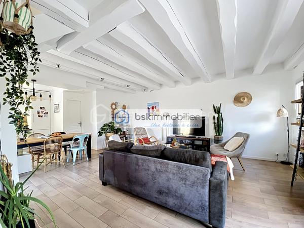 Mitoyenne 1 côté · 75 m² habitables · Parcelle 233 m² · 2 chambres + modulable · Aucun gros travaux

Coup de cœur assuré pour cette maison mitoyenne d'un seul côté, entièrement close et prête à vivre, implantée sur un terrain de 233 m² dans la commune du Coudray-Montceaux, en Essonne. Idéalement conçue pour une famille, elle offre 75 m² de surface habitable (88 m² au sol) sans aucun gros travaux à prévoir — un atout rare sur ce marché.
AU REZ-DE-CHAUSSÉE :
✔ Beau séjour / salon lumineux, bien exposé
✔ Cuisine entièrement aménagée et équipée, ouverte sur le salon
✔ Salle d'eau avec coin machine à laver et WC
✔ Rangement pratique sous escalier
À L'ÉTAGE :
✔ Chambre 1 spacieuse avec coin dressing
✔ Chambre 2 modulable — peut être divisée pour créer une 3ᵉ petite chambre selon vos besoins
✔ WC dans la chambre 1 
EXTÉRIEUR :
✔ Beau jardin entièrement clos sur la parcelle de 233 m²
✔ Terrasse idéale pour les repas et moments en famille
✔ Cabanon de jardin
✔ Stationnement pour 2 véhicules sur la parcelle
LES POINTS FORTS :
→ Maison prête à habiter, sans gros travaux à prévoir
→ Terrain entièrement clos, sécurisé et privatif
→ Plan optimisé et lumineux
→ Double stationnement sur la propriété
Ne manquez pas cette opportunité ! Maison idéale pour une famille souhaitant s'installer rapidement dans un cadre verdoyant, sans contrainte de travaux.