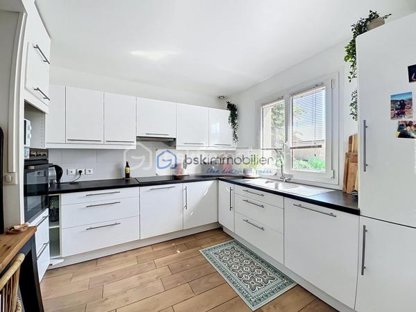 Mitoyenne 1 côté · 75 m² habitables · Parcelle 233 m² · 2 chambres + modulable · Aucun gros travaux

Coup de cœur assuré pour cette maison mitoyenne d'un seul côté, entièrement close et prête à vivre, implantée sur un terrain de 233 m² dans la commune du Coudray-Montceaux, en Essonne. Idéalement conçue pour une famille, elle offre 75 m² de surface habitable (88 m² au sol) sans aucun gros travaux à prévoir — un atout rare sur ce marché.
AU REZ-DE-CHAUSSÉE :
✔ Beau séjour / salon lumineux, bien exposé
✔ Cuisine entièrement aménagée et équipée, ouverte sur le salon
✔ Salle d'eau avec coin machine à laver et WC
✔ Rangement pratique sous escalier
À L'ÉTAGE :
✔ Chambre 1 spacieuse avec coin dressing
✔ Chambre 2 modulable — peut être divisée pour créer une 3ᵉ petite chambre selon vos besoins
✔ WC dans la chambre 1 
EXTÉRIEUR :
✔ Beau jardin entièrement clos sur la parcelle de 233 m²
✔ Terrasse idéale pour les repas et moments en famille
✔ Cabanon de jardin
✔ Stationnement pour 2 véhicules sur la parcelle
LES POINTS FORTS :
→ Maison prête à habiter, sans gros travaux à prévoir
→ Terrain entièrement clos, sécurisé et privatif
→ Plan optimisé et lumineux
→ Double stationnement sur la propriété
Ne manquez pas cette opportunité ! Maison idéale pour une famille souhaitant s'installer rapidement dans un cadre verdoyant, sans contrainte de travaux.