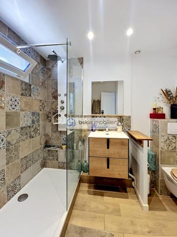 Mitoyenne 1 côté · 75 m² habitables · Parcelle 233 m² · 2 chambres + modulable · Aucun gros travaux

Coup de cœur assuré pour cette maison mitoyenne d'un seul côté, entièrement close et prête à vivre, implantée sur un terrain de 233 m² dans la commune du Coudray-Montceaux, en Essonne. Idéalement conçue pour une famille, elle offre 75 m² de surface habitable (88 m² au sol) sans aucun gros travaux à prévoir — un atout rare sur ce marché.
AU REZ-DE-CHAUSSÉE :
✔ Beau séjour / salon lumineux, bien exposé
✔ Cuisine entièrement aménagée et équipée, ouverte sur le salon
✔ Salle d'eau avec coin machine à laver et WC
✔ Rangement pratique sous escalier
À L'ÉTAGE :
✔ Chambre 1 spacieuse avec coin dressing
✔ Chambre 2 modulable — peut être divisée pour créer une 3ᵉ petite chambre selon vos besoins
✔ WC dans la chambre 1 
EXTÉRIEUR :
✔ Beau jardin entièrement clos sur la parcelle de 233 m²
✔ Terrasse idéale pour les repas et moments en famille
✔ Cabanon de jardin
✔ Stationnement pour 2 véhicules sur la parcelle
LES POINTS FORTS :
→ Maison prête à habiter, sans gros travaux à prévoir
→ Terrain entièrement clos, sécurisé et privatif
→ Plan optimisé et lumineux
→ Double stationnement sur la propriété
Ne manquez pas cette opportunité ! Maison idéale pour une famille souhaitant s'installer rapidement dans un cadre verdoyant, sans contrainte de travaux.