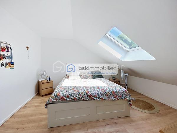 Mitoyenne 1 côté · 75 m² habitables · Parcelle 233 m² · 2 chambres + modulable · Aucun gros travaux

Coup de cœur assuré pour cette maison mitoyenne d'un seul côté, entièrement close et prête à vivre, implantée sur un terrain de 233 m² dans la commune du Coudray-Montceaux, en Essonne. Idéalement conçue pour une famille, elle offre 75 m² de surface habitable (88 m² au sol) sans aucun gros travaux à prévoir — un atout rare sur ce marché.
AU REZ-DE-CHAUSSÉE :
✔ Beau séjour / salon lumineux, bien exposé
✔ Cuisine entièrement aménagée et équipée, ouverte sur le salon
✔ Salle d'eau avec coin machine à laver et WC
✔ Rangement pratique sous escalier
À L'ÉTAGE :
✔ Chambre 1 spacieuse avec coin dressing
✔ Chambre 2 modulable — peut être divisée pour créer une 3ᵉ petite chambre selon vos besoins
✔ WC dans la chambre 1 
EXTÉRIEUR :
✔ Beau jardin entièrement clos sur la parcelle de 233 m²
✔ Terrasse idéale pour les repas et moments en famille
✔ Cabanon de jardin
✔ Stationnement pour 2 véhicules sur la parcelle
LES POINTS FORTS :
→ Maison prête à habiter, sans gros travaux à prévoir
→ Terrain entièrement clos, sécurisé et privatif
→ Plan optimisé et lumineux
→ Double stationnement sur la propriété
Ne manquez pas cette opportunité ! Maison idéale pour une famille souhaitant s'installer rapidement dans un cadre verdoyant, sans contrainte de travaux.