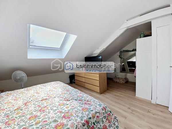 Mitoyenne 1 côté · 75 m² habitables · Parcelle 233 m² · 2 chambres + modulable · Aucun gros travaux

Coup de cœur assuré pour cette maison mitoyenne d'un seul côté, entièrement close et prête à vivre, implantée sur un terrain de 233 m² dans la commune du Coudray-Montceaux, en Essonne. Idéalement conçue pour une famille, elle offre 75 m² de surface habitable (88 m² au sol) sans aucun gros travaux à prévoir — un atout rare sur ce marché.
AU REZ-DE-CHAUSSÉE :
✔ Beau séjour / salon lumineux, bien exposé
✔ Cuisine entièrement aménagée et équipée, ouverte sur le salon
✔ Salle d'eau avec coin machine à laver et WC
✔ Rangement pratique sous escalier
À L'ÉTAGE :
✔ Chambre 1 spacieuse avec coin dressing
✔ Chambre 2 modulable — peut être divisée pour créer une 3ᵉ petite chambre selon vos besoins
✔ WC dans la chambre 1 
EXTÉRIEUR :
✔ Beau jardin entièrement clos sur la parcelle de 233 m²
✔ Terrasse idéale pour les repas et moments en famille
✔ Cabanon de jardin
✔ Stationnement pour 2 véhicules sur la parcelle
LES POINTS FORTS :
→ Maison prête à habiter, sans gros travaux à prévoir
→ Terrain entièrement clos, sécurisé et privatif
→ Plan optimisé et lumineux
→ Double stationnement sur la propriété
Ne manquez pas cette opportunité ! Maison idéale pour une famille souhaitant s'installer rapidement dans un cadre verdoyant, sans contrainte de travaux.