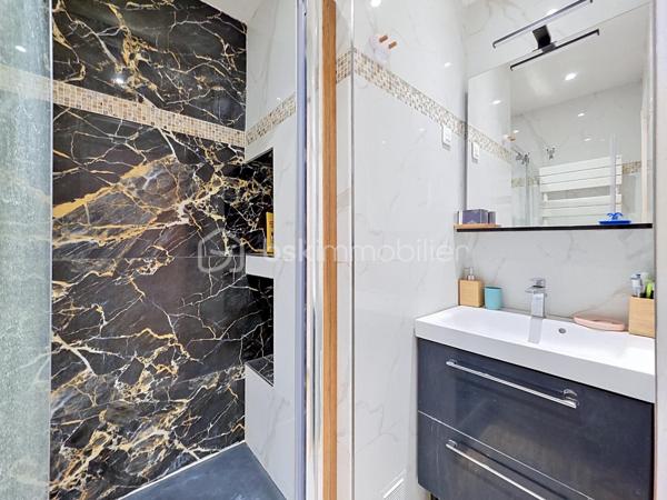 Appartement F3 de 42 m² entièrement rénové, en parfait état.

Il se compose d’une entrée avec placard, d’un couloir desservant deux chambres, d’une salle d’eau, de WC séparés et d’un séjour lumineux ouvert sur une cuisine américaine.

Vendu avec une cave et une place de parking, possibilité d’acquérir en sus un box. 
Copropriété sécurisée et bien entretenue, charges maîtrisées, offrant un cadre de vie pratique et adapté aussi bien à un premier achat qu’à un investissement locatif.

Situé au Blanc-Mesnil, à proximité immédiate des commerces de quartier (boulangerie, supermarché, pharmacie), du marché municipal et des services de proximité. 
Écoles maternelles, primaires et collèges accessibles à pied ; promenades et espaces verts à proximité, pratiques pour les familles. 
Transports en commun efficaces : gare RER Le Blanc-Mesnil (RER B) à environ 7 minutes à pied et environ 12 minutes jusqu’à Paris Gare du Nord en RER. Accès routiers rapides vers l’aéroport Roissy-Charles-de-Gaulle et les principaux axes régionaux.