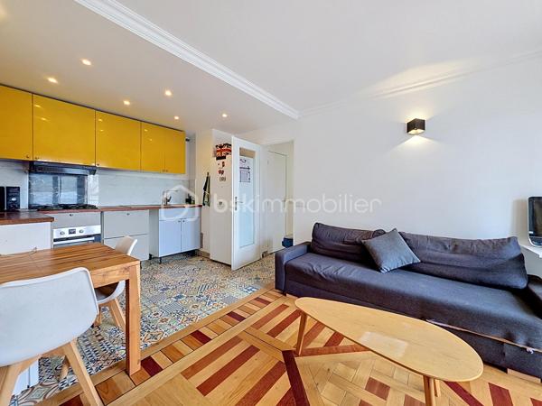 Appartement F3 de 42 m² entièrement rénové, en parfait état.

Il se compose d’une entrée avec placard, d’un couloir desservant deux chambres, d’une salle d’eau, de WC séparés et d’un séjour lumineux ouvert sur une cuisine américaine.

Vendu avec une cave et une place de parking, possibilité d’acquérir en sus un box. 
Copropriété sécurisée et bien entretenue, charges maîtrisées, offrant un cadre de vie pratique et adapté aussi bien à un premier achat qu’à un investissement locatif.

Situé au Blanc-Mesnil, à proximité immédiate des commerces de quartier (boulangerie, supermarché, pharmacie), du marché municipal et des services de proximité. 
Écoles maternelles, primaires et collèges accessibles à pied ; promenades et espaces verts à proximité, pratiques pour les familles. 
Transports en commun efficaces : gare RER Le Blanc-Mesnil (RER B) à environ 7 minutes à pied et environ 12 minutes jusqu’à Paris Gare du Nord en RER. Accès routiers rapides vers l’aéroport Roissy-Charles-de-Gaulle et les principaux axes régionaux.