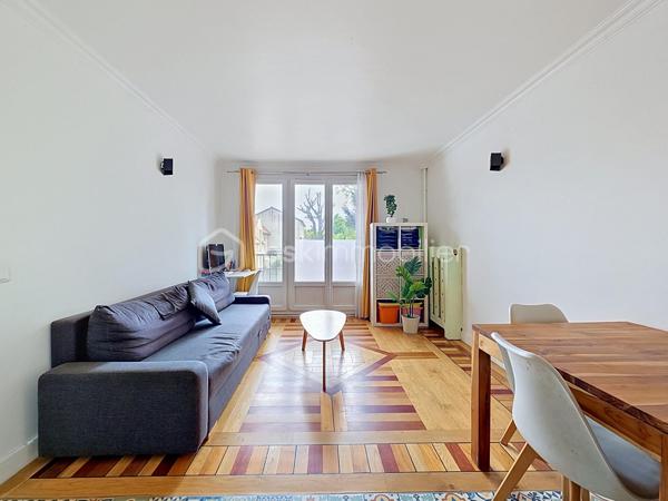 Appartement F3 de 42 m² entièrement rénové, en parfait état.

Il se compose d’une entrée avec placard, d’un couloir desservant deux chambres, d’une salle d’eau, de WC séparés et d’un séjour lumineux ouvert sur une cuisine américaine.

Vendu avec une cave et une place de parking, possibilité d’acquérir en sus un box. 
Copropriété sécurisée et bien entretenue, charges maîtrisées, offrant un cadre de vie pratique et adapté aussi bien à un premier achat qu’à un investissement locatif.

Situé au Blanc-Mesnil, à proximité immédiate des commerces de quartier (boulangerie, supermarché, pharmacie), du marché municipal et des services de proximité. 
Écoles maternelles, primaires et collèges accessibles à pied ; promenades et espaces verts à proximité, pratiques pour les familles. 
Transports en commun efficaces : gare RER Le Blanc-Mesnil (RER B) à environ 7 minutes à pied et environ 12 minutes jusqu’à Paris Gare du Nord en RER. Accès routiers rapides vers l’aéroport Roissy-Charles-de-Gaulle et les principaux axes régionaux.
