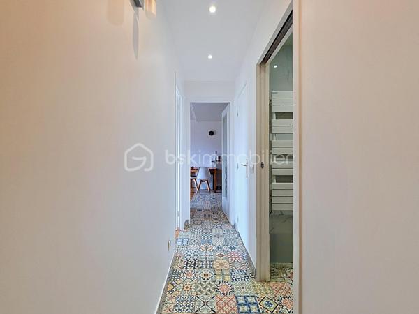 Appartement F3 de 42 m² entièrement rénové, en parfait état.

Il se compose d’une entrée avec placard, d’un couloir desservant deux chambres, d’une salle d’eau, de WC séparés et d’un séjour lumineux ouvert sur une cuisine américaine.

Vendu avec une cave et une place de parking, possibilité d’acquérir en sus un box. 
Copropriété sécurisée et bien entretenue, charges maîtrisées, offrant un cadre de vie pratique et adapté aussi bien à un premier achat qu’à un investissement locatif.

Situé au Blanc-Mesnil, à proximité immédiate des commerces de quartier (boulangerie, supermarché, pharmacie), du marché municipal et des services de proximité. 
Écoles maternelles, primaires et collèges accessibles à pied ; promenades et espaces verts à proximité, pratiques pour les familles. 
Transports en commun efficaces : gare RER Le Blanc-Mesnil (RER B) à environ 7 minutes à pied et environ 12 minutes jusqu’à Paris Gare du Nord en RER. Accès routiers rapides vers l’aéroport Roissy-Charles-de-Gaulle et les principaux axes régionaux.