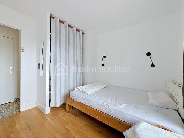 Appartement F3 de 42 m² entièrement rénové, en parfait état.

Il se compose d’une entrée avec placard, d’un couloir desservant deux chambres, d’une salle d’eau, de WC séparés et d’un séjour lumineux ouvert sur une cuisine américaine.

Vendu avec une cave et une place de parking, possibilité d’acquérir en sus un box. 
Copropriété sécurisée et bien entretenue, charges maîtrisées, offrant un cadre de vie pratique et adapté aussi bien à un premier achat qu’à un investissement locatif.

Situé au Blanc-Mesnil, à proximité immédiate des commerces de quartier (boulangerie, supermarché, pharmacie), du marché municipal et des services de proximité. 
Écoles maternelles, primaires et collèges accessibles à pied ; promenades et espaces verts à proximité, pratiques pour les familles. 
Transports en commun efficaces : gare RER Le Blanc-Mesnil (RER B) à environ 7 minutes à pied et environ 12 minutes jusqu’à Paris Gare du Nord en RER. Accès routiers rapides vers l’aéroport Roissy-Charles-de-Gaulle et les principaux axes régionaux.