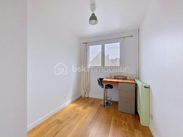 Appartement F3 de 42 m² entièrement rénové, en parfait état.

Il se compose d’une entrée avec placard, d’un couloir desservant deux chambres, d’une salle d’eau, de WC séparés et d’un séjour lumineux ouvert sur une cuisine américaine.

Vendu avec une cave et une place de parking, possibilité d’acquérir en sus un box. 
Copropriété sécurisée et bien entretenue, charges maîtrisées, offrant un cadre de vie pratique et adapté aussi bien à un premier achat qu’à un investissement locatif.

Situé au Blanc-Mesnil, à proximité immédiate des commerces de quartier (boulangerie, supermarché, pharmacie), du marché municipal et des services de proximité. 
Écoles maternelles, primaires et collèges accessibles à pied ; promenades et espaces verts à proximité, pratiques pour les familles. 
Transports en commun efficaces : gare RER Le Blanc-Mesnil (RER B) à environ 7 minutes à pied et environ 12 minutes jusqu’à Paris Gare du Nord en RER. Accès routiers rapides vers l’aéroport Roissy-Charles-de-Gaulle et les principaux axes régionaux.