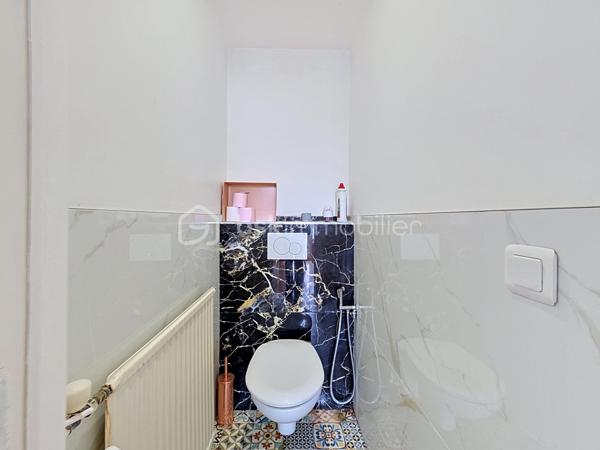 Appartement F3 de 42 m² entièrement rénové, en parfait état.

Il se compose d’une entrée avec placard, d’un couloir desservant deux chambres, d’une salle d’eau, de WC séparés et d’un séjour lumineux ouvert sur une cuisine américaine.

Vendu avec une cave et une place de parking, possibilité d’acquérir en sus un box. 
Copropriété sécurisée et bien entretenue, charges maîtrisées, offrant un cadre de vie pratique et adapté aussi bien à un premier achat qu’à un investissement locatif.

Situé au Blanc-Mesnil, à proximité immédiate des commerces de quartier (boulangerie, supermarché, pharmacie), du marché municipal et des services de proximité. 
Écoles maternelles, primaires et collèges accessibles à pied ; promenades et espaces verts à proximité, pratiques pour les familles. 
Transports en commun efficaces : gare RER Le Blanc-Mesnil (RER B) à environ 7 minutes à pied et environ 12 minutes jusqu’à Paris Gare du Nord en RER. Accès routiers rapides vers l’aéroport Roissy-Charles-de-Gaulle et les principaux axes régionaux.