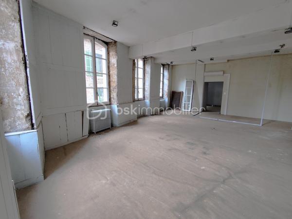 Appartement de 124 m2 Centre Ville à rénover.
Ce bien situé en hyper centre à proximité des commodités, idéal comme premier investissement ou résidence principale !
Redessinez les volumes à votre image en T3, T4 ou T5 à vous de voir ce que vous privilégiez dans cet immeuble avec ascenseur (2 personnes).
Avis aux amateurs !

Les + : Centre Ville, Marché à pied, Vue dégagée sur le Théâtre Victor Hugo, Immeuble avec ascenseur
Les ++ : Menuiseries déjà rénovées !!!